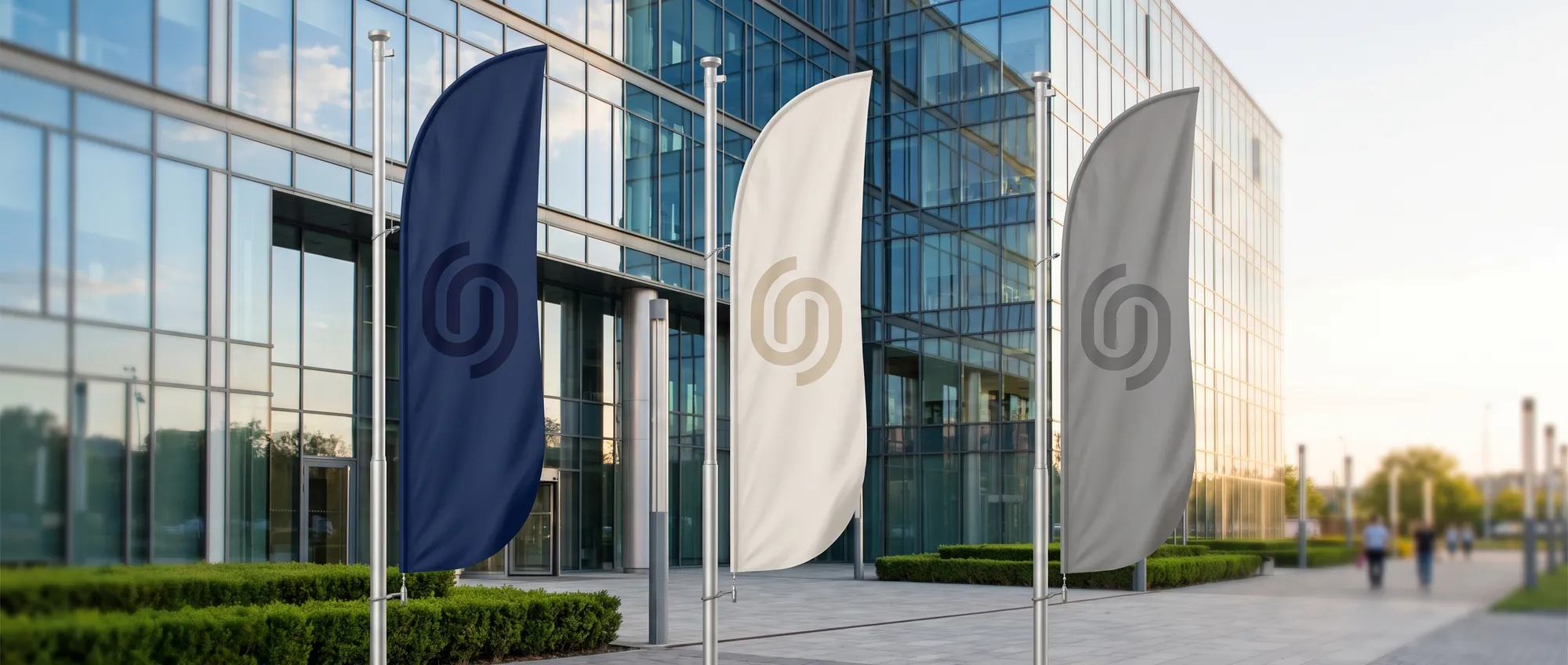 Banderes i banderoles de vela personalitzades amb el logo d’una empresa a l’entrada d’un esdeveniment