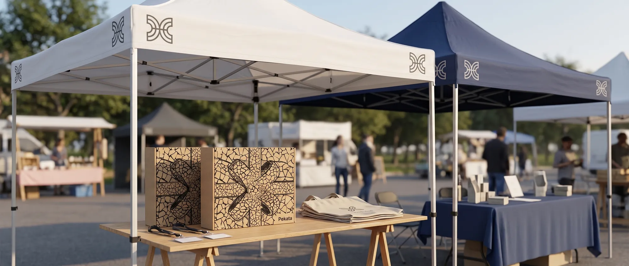 Carpa plegable de 3 × 3 metros con el techo y el faldón impresos con el logo de una empresa en una feria al aire libre