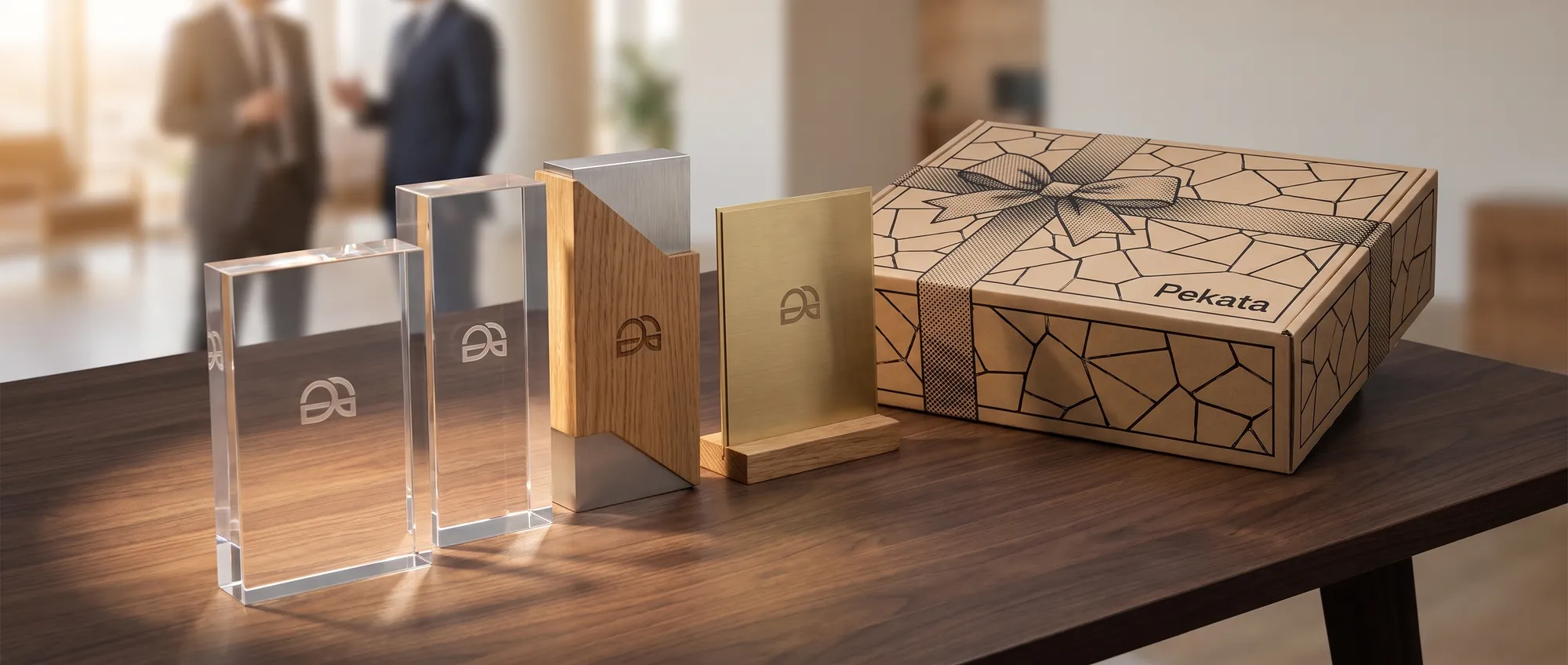 Trofeos personalizados para empresa en metacrilato e cristal gravados co logo dunha compañía